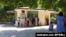 Яке аз нуқтаҳои мубодилаи пул. Шаҳри Ишқобод, Туркманистон. Акс аз бойгонӣ.