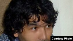 Sardor Komilov, Sayyod.com saytining asoschisi va shoubiz bo'yicha jurnalist.