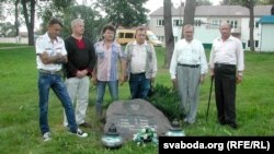 Ля каменя на месцы расстрэлу ксяндза Фалькоўскага