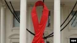 СПИДге каршы күрөшүүнүн символу болгон кызыл тасма Ак Үйгө илинди, Вашингтон, 30-ноябрь, 2009-жыл 
