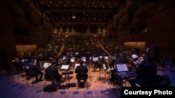  Еден од концертите на оркестарот на Филхармонија од сезоната „Звук на два метри“