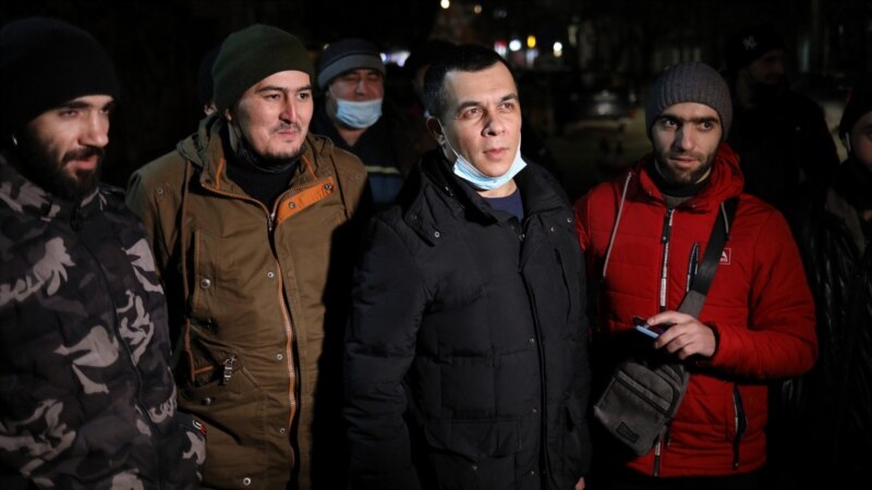 Гражданский журналист Вилен Темерьянов и его защитник Эмиль Курбединов | Крымское фото дня