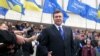 Udduğunu görən Yanukoviç rus dilində danışmağa başladı