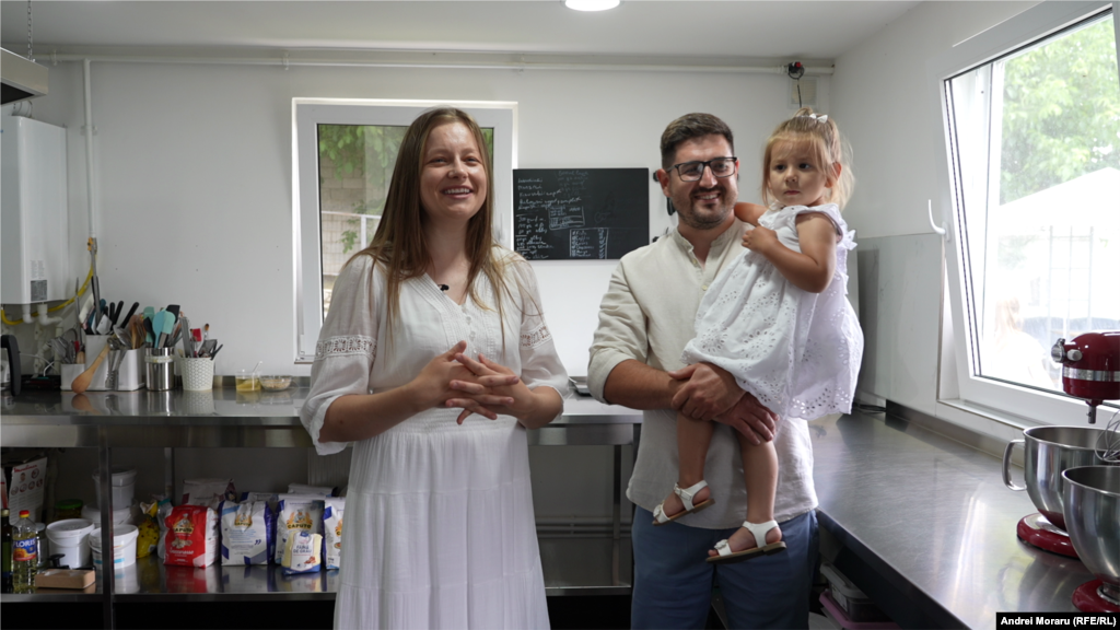 După ani munciți în construcții în Marea Britanie, Sorin Huțuțui s-a întors acasă și s-a stabilit în satul de baștină al soției lui, Natalia – Recea, din raionul Râșcani. Au deschis acolo o cofetărie, pornind de la pasiunea ei, iar acum au două localuri și o afacere de familie care crește pas cu pas.