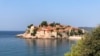 Popularna turistička destinacija ostrvo Sveti Stefan u Crnoj Gori.