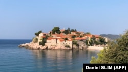 Popularna turistička destinacija ostrvo Sveti Stefan u Crnoj Gori.