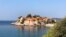 Popularna turistička destinacija ostrvo Sveti Stefan u Crnoj Gori.
