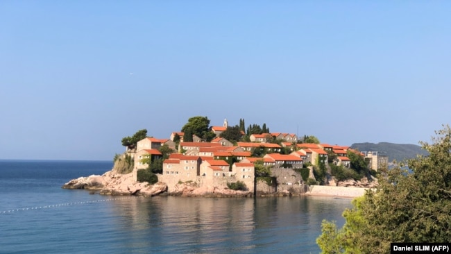 Shën Stefani, një nga destiacionet më të njohura turistike në Mal të Zi. Fotografi nga arkivi.