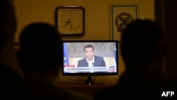 Հունաստան -- Լրագրողները դիտում են վարչապետ Ալեքսիս Ցիպրասի հայտարարությունը խորհրդարանական արտահերթ ընտրություններ անցկացնելու մասին, Աթենք, 20-ը օգոստոսի, 2015թ․