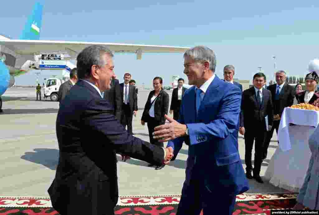 В декабре 2016 года Атамбаев также&nbsp;с рабочим визитом&nbsp;посетил город Самарканд. Он встретился с главой Узбекистана Шавкатом Мирзиеевым и возложил цветы к могиле бывшего президента Узбекистана Ислама Каримова.