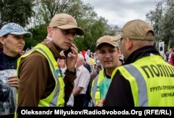 Поліцейський Тарас Шуляк (крайній ліворуч). Одеса, 9 травня 2018 року