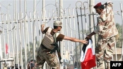 سربازان عراقی پرچم ملی این کشور را بر فراز کاخ سابق صدام حسین برافراشتند.