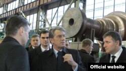 Віктор Ющенко в одному з цехів заводу «Турбоатом», Харків, 19 листопада 2008 р.