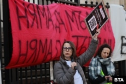 Кадър от демонстрацията под надслов „Грижа и съпротива“ пред Съдебната палата. 8 март 2026 г.