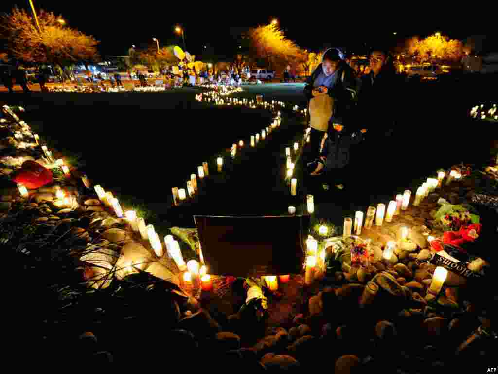 Qirinj pranë spitalit ku po shërohet kongresistja Gabriell Gifords. Foto AFP.