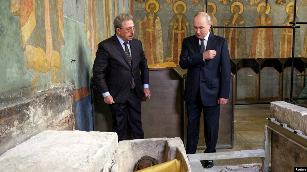 Володимир Путін хреститься біля мощів у соборі 20 серпня 2026 року. За повідомленнями РПЦ, ці останки належать московському князю XIV століття Дмитру Донському і вони протягом століть перебували у соборі московського Кремля