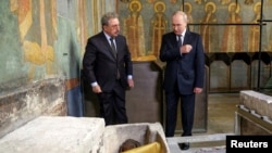 Володимир Путін хреститься біля мощів у соборі 20 серпня 2026 року. За повідомленнями РПЦ, ці останки належать московському князю XIV століття Дмитру Донському і вони протягом століть перебували у соборі московського Кремля