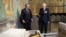 Володимир Путін хреститься біля мощів у соборі 20 серпня 2026 року. За повідомленнями РПЦ, ці останки належать московському князю XIV століття Дмитру Донському і вони протягом століть перебували у соборі московського Кремля