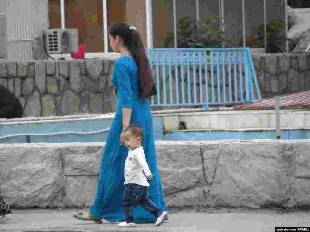 T&uuml;rkmen gyzy u&yacute;asy bilen &yacute;&ouml;r&auml;p bar&yacute;ar