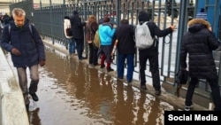 Muscovites have been slipping and falling at an alarming rate after a cold snap froze water that had flooded sidewalks when a spike in temperatures melted piles of snow.