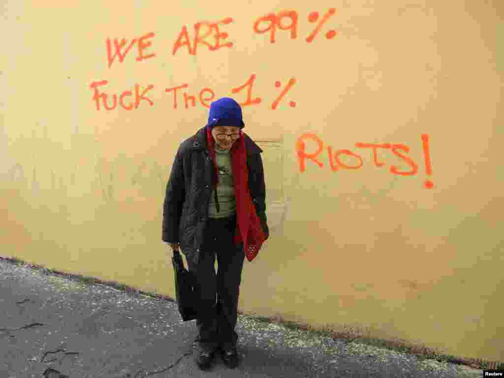 Graffiti la Roma &icirc;n plină criză guvernamentală. (REUTERS/Stefano Rellandini)