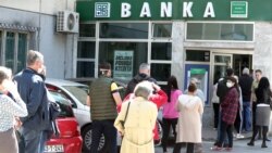 Penzioneri u redu ispred banke u Sarajevu, 27 april 2020.