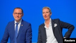 Tino Chrupalla, co-lider Alternativa pentru Germania (AfD )și Alice Weidel, președinta AfD, stau pe podium în timpul unui congres al partidului AfD în Riesa, Germania, 17 iunie, 2022