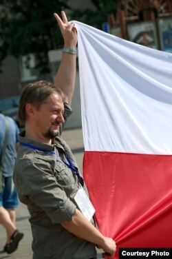 Юры Малярэўскі (Менск). Victory — Дайсьці да Беларусі! Дзень незалежнасьці ў Менску 27 ліпеня 2016 (паводле даты прыняцьця Дэклярацыі аб дзяржаўным сувэрэнітэце 27 ліпеня 1990).