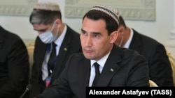 Вице-премьер Сердар Бердымухамедов и другие туркменские чиновники в национальных тюбетейках на встрече в Казани, апрель