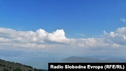 Поглед на Преспанското Езеро од Националниот Парк Галичица. 
