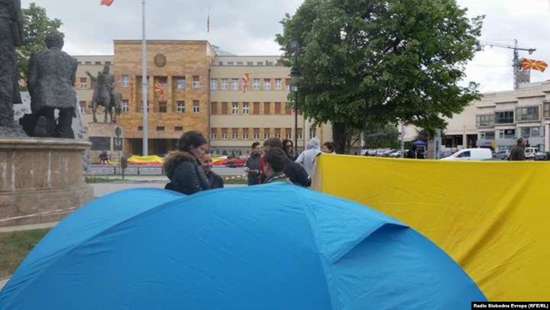 Архива - Здружението „Сплотени срца“ на родители на деца со попреченост, постави шатори спроти Собранието на Македонија