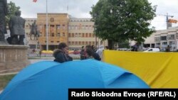 Архива - Здружението „Сплотени срца“ на родители на деца со попреченост, постави шатори спроти Собранието на Македонија