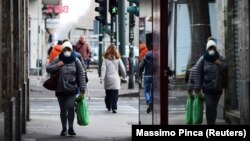 Pe o stradă în Turin, Italia, 14 martie 2020