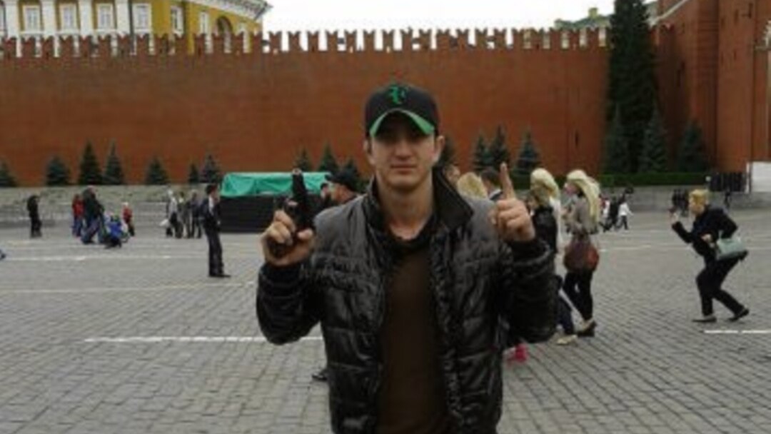 Ол видеоға өзінің кискасын көрсетті.