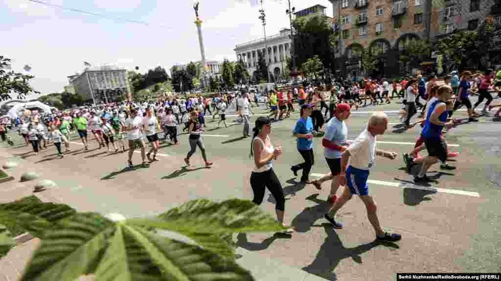 Понад 10 тисяч професійних бігунів і любителів взяли участь у 25-му благодійному марафоні &laquo;Пробіг під каштанами&raquo; в Києві, 28 травня 2017 року ПЕРЕГЛЯНЬТЕ ФОТОГАЛЕРЕЮ