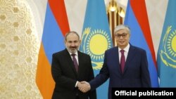 Премьер-министр Армении Никол Пашинян и президент Казахстана Касым-Жомарт Токаев (архивная фотография) 