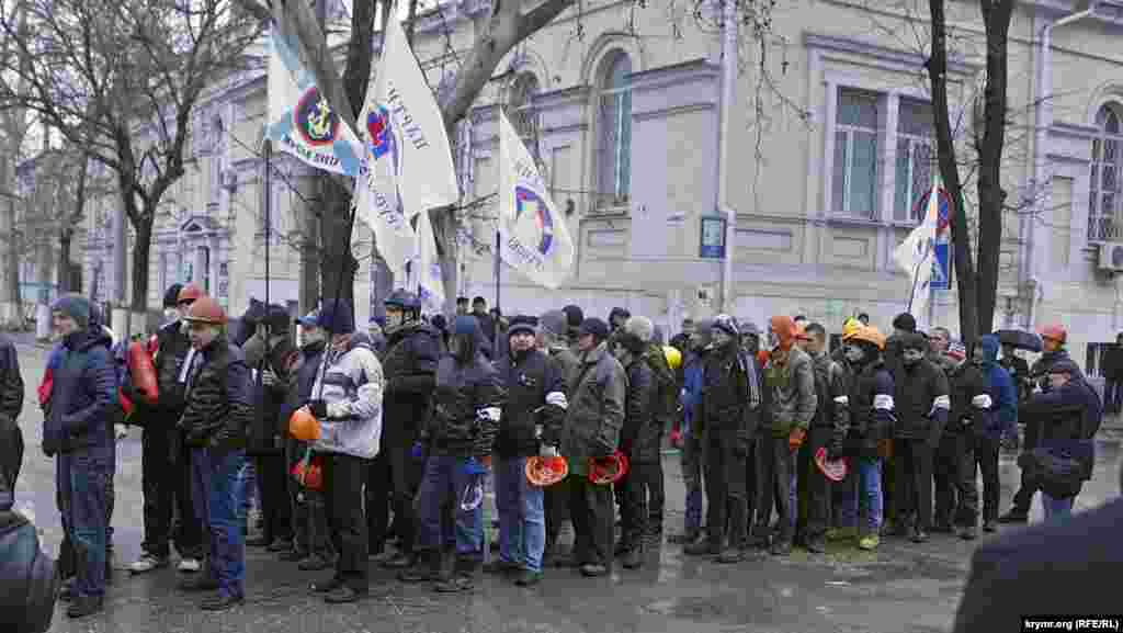 Багато прапорів проросійських організацій, різних «козачих союзів» тощо. Дуже помітно гротескне мавпування, скопійовані з Майдану деталі, наприклад, будівельні каски і медичні маски, непотрібні в Криму, де міліція майже відразу проявила повну лояльність.А про сльозогінний газ і кийки взагалі не могло бути й мови