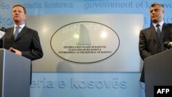 Premijer Hašim Tači (desno) i nemački ministar spoljnih poslova Gido Vestervele na zajedničkoj konferenciji za novinare u Prištini, 11. avgust 2011.