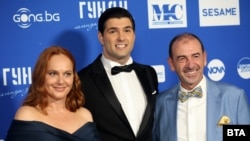  Премиера на кино лентата „ Гунди - легенда за любовта “ се организира в зала „ Арена 8888 София “ на 9 октомври. На фотографията (от ляво надясно): актьорите Параскева Джукелова, Павел Иванов и Димитър Маринов. 