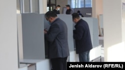 Один из избирательных участков в Бишкеке во время выборов 11 апреля 2021 года. 