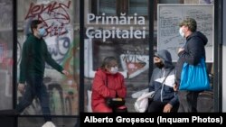 Începând de sâmbătă, masca mai trebuie purtată în spații închise și în cele deschise aglomerate (de exemplu piețe și stații ale mijloacelor de transport în comun).