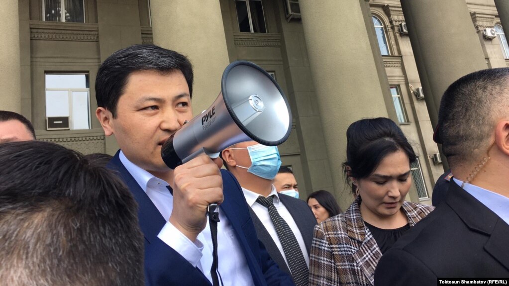 Премьер-министр Улукбек Марипов митингчилердин алдына чыгып, жооп берип жатат. Бишкек шаары. 8-апрель, 2021-жыл.