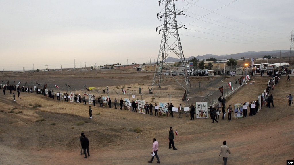 Students form a human chain during a protest to defend Iran's nuclear program outside the Fordow Uranium Conversion Facility in Qom, in the north of the country, November 19, 2013