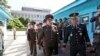 Северокорейские военные пересекают границу южной стороны для встречи с представителями Сеула Панмунджоме, 31 июля 2018 года