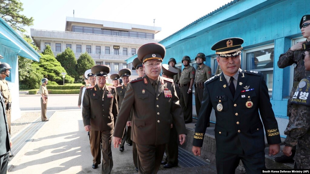 Северокорейские военные пересекают границу южной стороны для встречи с представителями Сеула Панмунджоме, 31 июля 2018 года