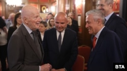 Бившият премиер и някогашен лидер на НДСВ Симеон Сакскобургготски, евродепутатът от ДПС Илхан Кючюк и бившият външен министър Соломон Паси (от ляво надясно) на форум по случай 20-годишнината от подписването на договора за приемане на България и Румъния в ЕС, 29 май 2025 г.