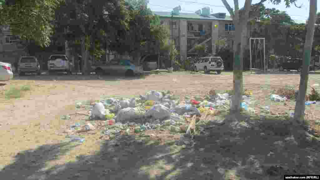 Şäherçäniň ýaşaýyş jaýlarynyň aralarynda hem ýaşaýjylar tarapyndan oklanan zir-zibilleri görse bolýar. Bu zir-zibilleriň hem degişli edaranyň işgärleri tarapyndan wagtynda alnyp gidilmeýändigi aýdylýar.