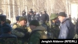 Чарбак ауылы маңында жүрген әскерилер. Қырғызстан, 7 қаңтар 2013 жыл.
