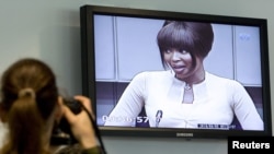 Британская супермодель Наоми Кэмпбелл (на фото в телевизоре) дает показания tна заседании международного трибунала ООН по делу Тэйлора, 5 августа 2010