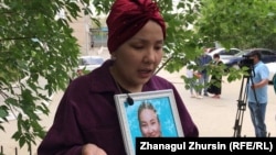 Гүлім Атшыбаева – бала үстінде қайтыс болған Аймира Атшыбаеваның сіңлісі. Ақтөбе, 19 мамыр 2021 жыл.